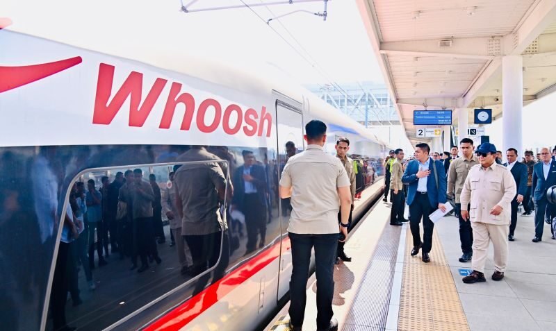 Jakarta (KABARIN) - Komisi Pemberantasan Korupsi (KPK) mengonfirmasi bahwa penyelidikan dugaan tindak pidana korupsi dalam proyek kereta cepat Jakarta–Bandung atau Whoosh terus berjalan. Sejumlah pihak pun telah dimintai keterangan oleh lembaga antirasuah tersebut. "Tentunya pihak-pihak yang diduga mengetahui konstruksi perkara ini," ujar Juru Bicara KPK Budi Prasetyo di Gedung Merah Putih KPK, Jakarta, Jumat. Budi menjelaskan, pemeriksaan ini dilakukan untuk mengumpulkan informasi dan konfirmasi yang bisa membantu mengungkap duduk perkara dugaan korupsi di lingkungan PT Kereta Cepat Indonesia China (KCIC). Menurutnya, hingga saat ini semua pihak yang dipanggil masih bersikap kooperatif. "Sejauh ini pihak-pihak yang sudah diundang dan dimintai keterangan kooperatif. Ya, artinya ini juga menjadi langkah positif dalam penyelidikan perkara ini," katanya. Meski begitu, Budi menegaskan KPK belum bisa membuka lebih jauh mengenai materi penyelidikan. "Saat ini kami belum bisa menyampaikan detailnya secara lengkapnya seperti apa karena ini memang masih pada tahap penyelidikan. Namun, kami pastikan ya teman-teman bahwa penyelidikan perkara KCIC ini masih terus berprogres," ujarnya. Isu dugaan korupsi dalam proyek Whoosh sebelumnya mencuat setelah mantan Menteri Koordinator Bidang Politik, Hukum, dan Keamanan (Menko Polhukam) Mahfud MD menyoroti adanya kemungkinan penggelembungan anggaran. Dalam video di kanal YouTube Mahfud MD Official pada 14 Oktober 2025, Mahfud menyebut ada selisih besar antara biaya pembangunan per kilometer kereta cepat di Indonesia dan di China. "Menurut perhitungan pihak Indonesia, biaya per satu kilometer kereta Whoosh itu 52 juta dolar Amerika Serikat. Akan tetapi, di China sendiri, hitungannya 17–18 juta dolar AS. Naik tiga kali lipat," kata Mahfud. Ia menambahkan, "Ini siapa yang menaikkan? Uangnya ke mana? Naik tiga kali lipat. 17 juta dolar AS ya, dolar Amerika nih, bukan rupiah, per kilometernya menjadi 52 juta dolar AS di Indonesia. Nah itu mark up. Harus diteliti siapa yang dulu melakukan ini." Setelah pernyataan itu, KPK mengimbau Mahfud untuk melaporkan temuan atau dugaan yang dimilikinya secara resmi. Mahfud kemudian menyatakan siap memberikan keterangan kepada KPK kapan pun diperlukan. KPK sendiri memastikan bahwa kasus dugaan korupsi proyek Whoosh sudah naik ke tahap penyelidikan sejak awal 2025 dan kini sedang berprogres.